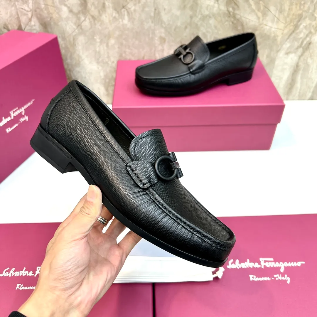 Original quality P780 Brand: Ferragamo Standard size: Men's size 39–44 (38.45 can be customized) Grade: Same style as the official website High-quality men's shoes Material: Customized first-layer calfskin with water-dyed cowhide lining Cowhide tiptoe Original non-slip and wear-resistant rubber outsole Style category: Men's formal business leather shoes are young and fashionable European and American trends British style Casual matching and comfortable feet Color: actual picture